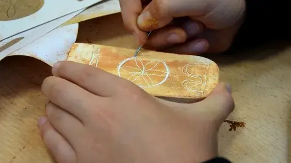 Façonnage de stèles de guerriers celtes