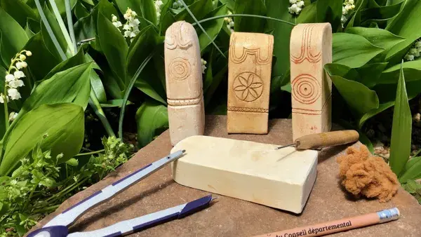 Atelier de façonnage de stèles de guerriers celtes