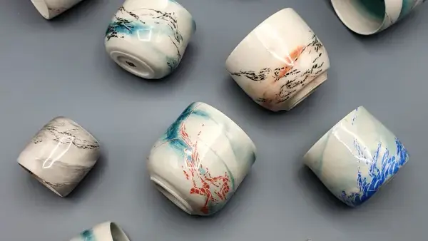 Ensemble de tasses colorées en faïence