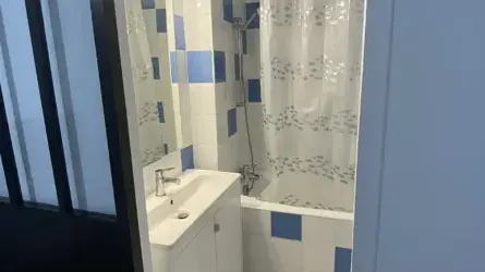 la salle de bain avec sa petite baignoire