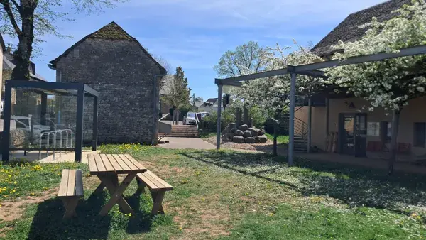 Aire de pique-nique, accueil vélo dans le jardin de l'office de tourisme