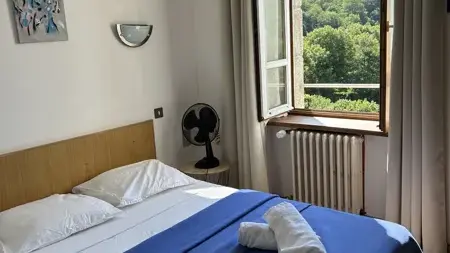 Chambre double équipée d'une douche et de toilette
