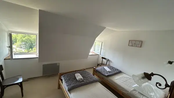 Chambre deux lits, douche et toilette