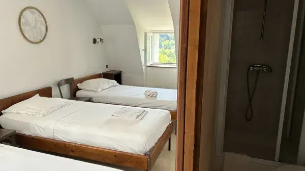 Chambre triple, douche et toilette