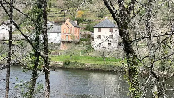 LA PAUSE RIVIERE le gite au bord de la Truyère
C'est la maison blanche, l'étage du haut et  son grand terrain qui s'étend jusqu'à la rivière.