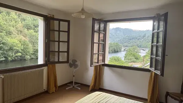 Chambre lit 140 cm avec 2 vues de la rivière et du pont sur Truyère
