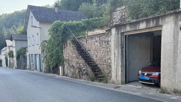 Parking : Garage couvert en face du gîte