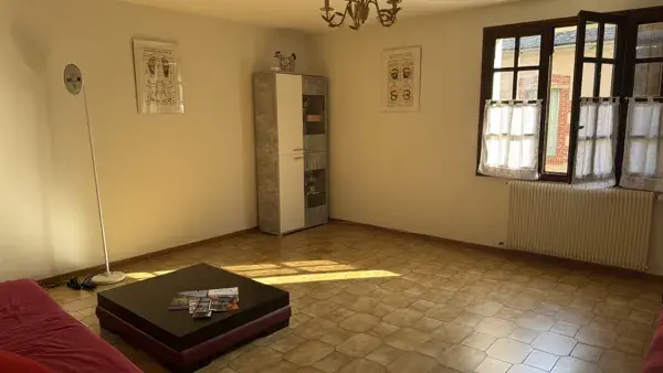 Grand séjour avec canapé, méridienne, armoire à jeux de société classiques, table basse