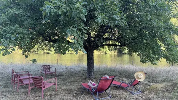 Profitez d'une pause en bord de Truyère, à l'ombre du pommier