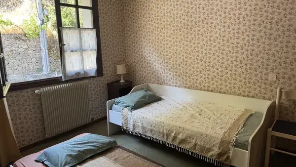 Chambre avec deux lits gigogne 90 cm, côté route