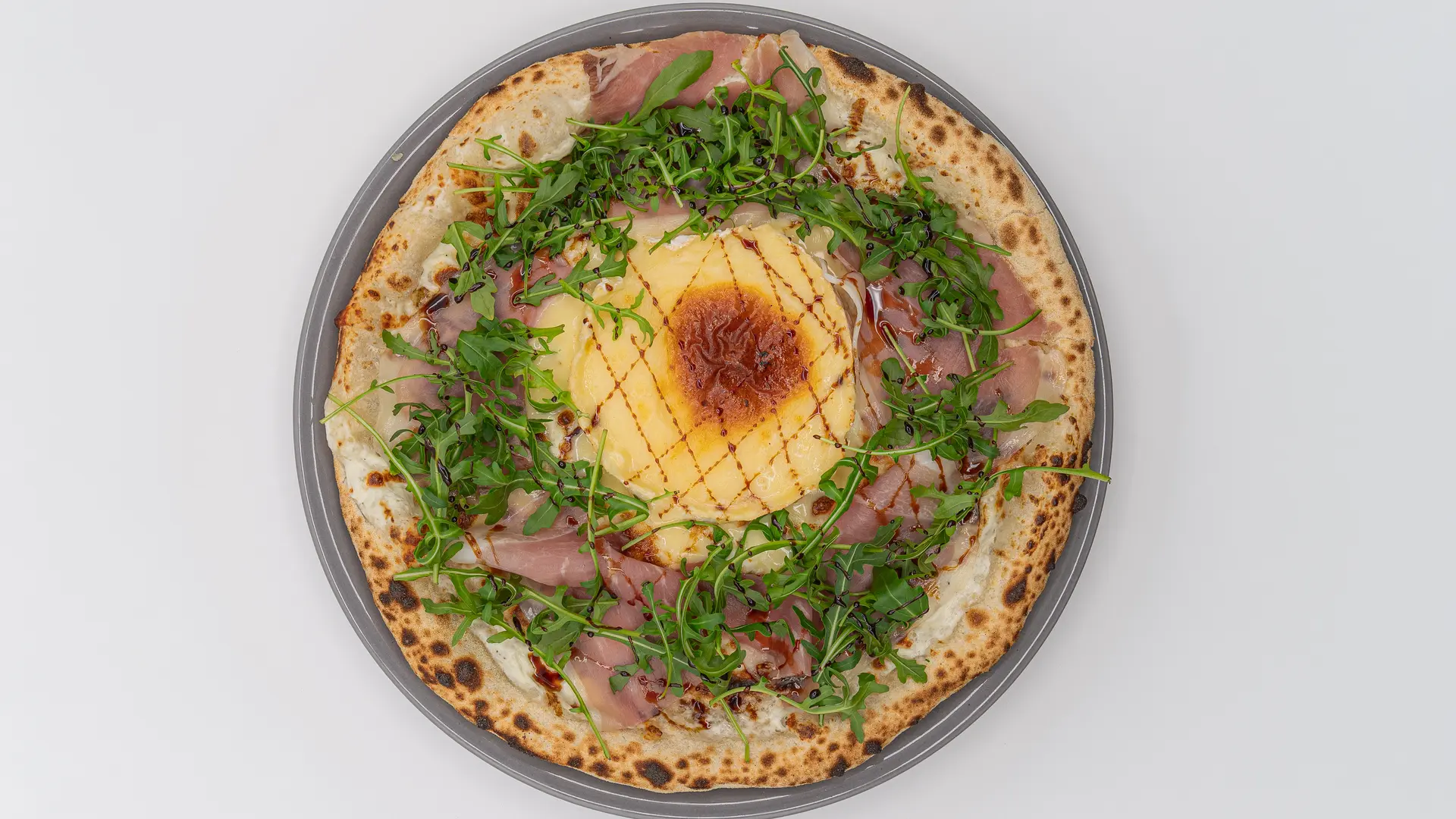 La Camembert – Base crème, mozzarella IGP, roquette, jambon de Parme, camembert