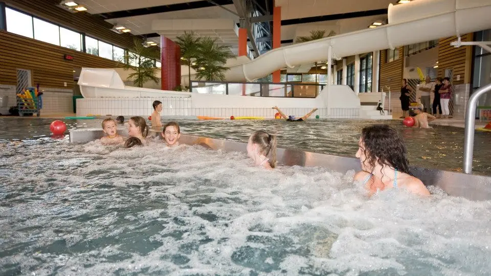 piscine de Questembert bassin ludique avec banquette hydromassante