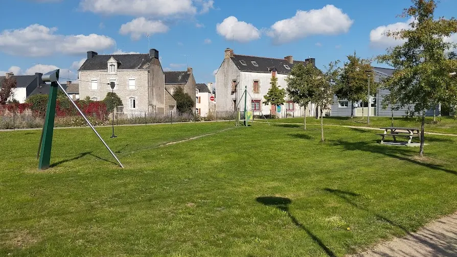 Aire de jeux avec tyrolienne - Malansac - près de la gare