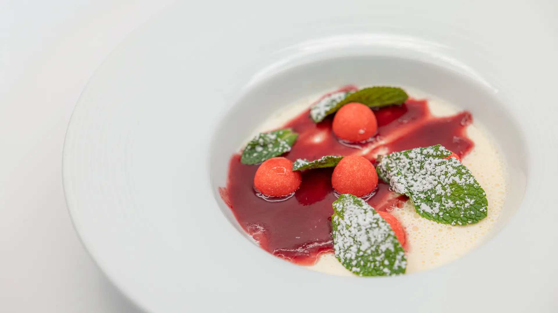 Panna Cotta à la vanille, colis fruit rouge, chantilly