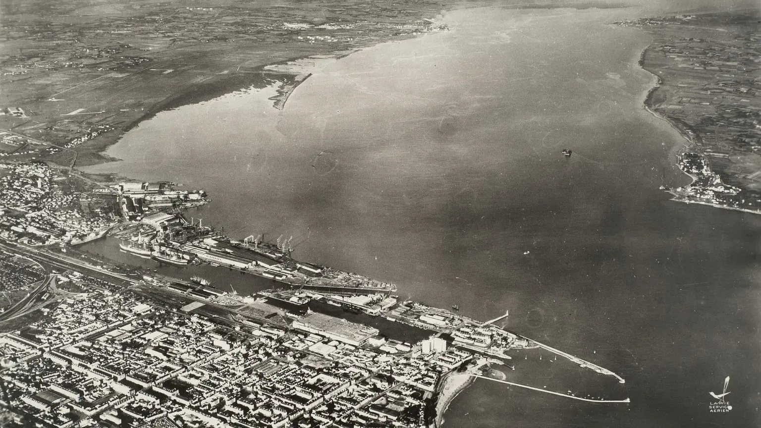 Vue de Saint-Nazaire, le port et l'estuaire (1960)