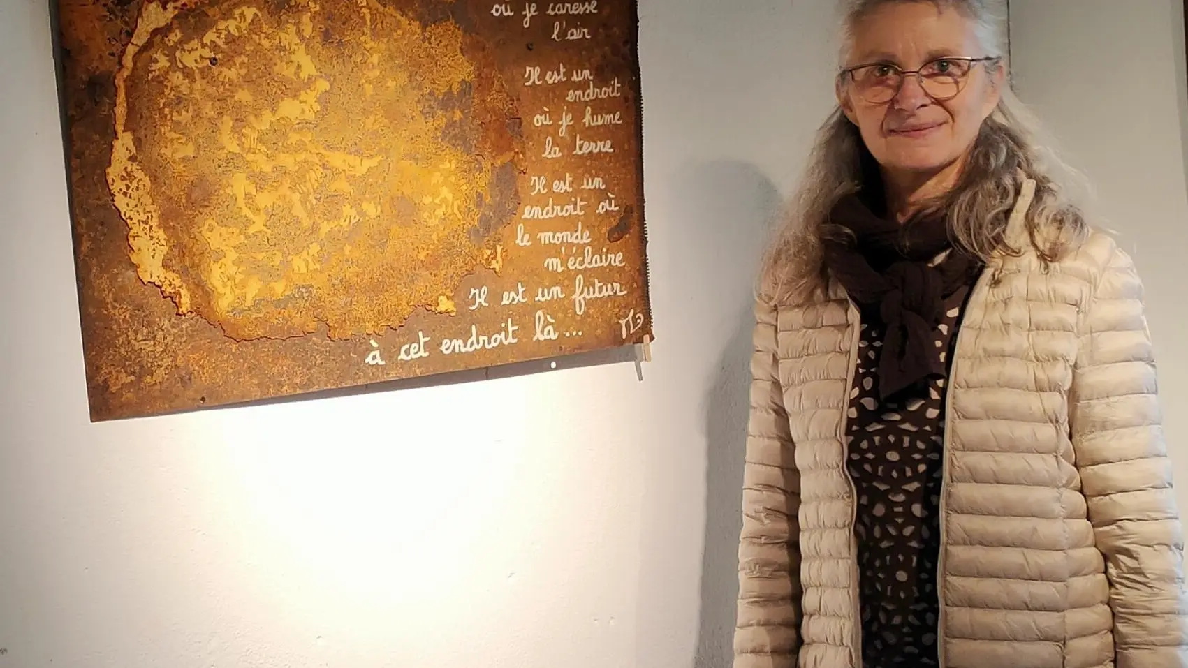 Michelle devant l'une de ses oeuvres
