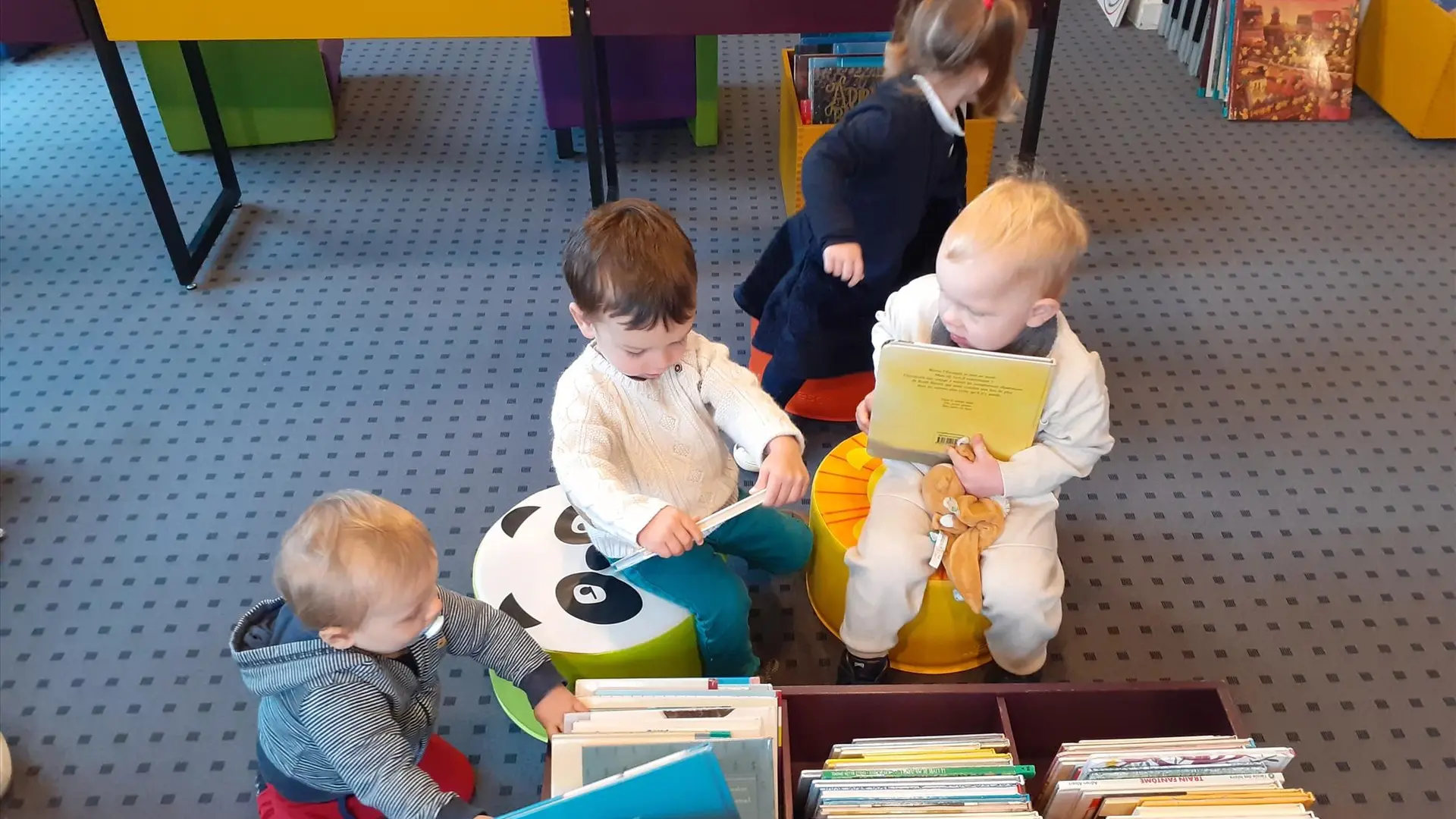 Les tout-petits à la médiathèque