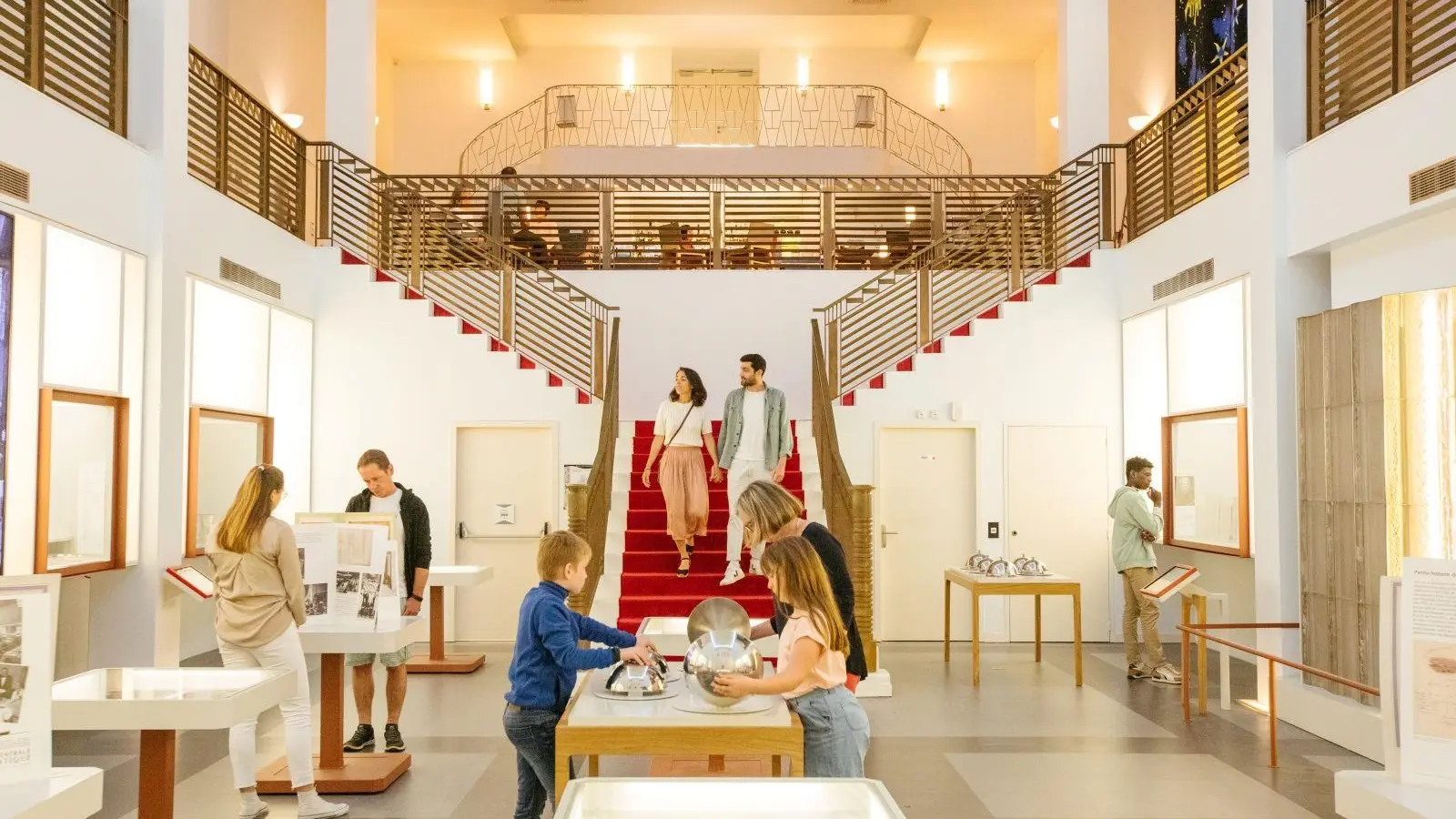 Salle à manger avec visiteurs. Escal'Atlantic.