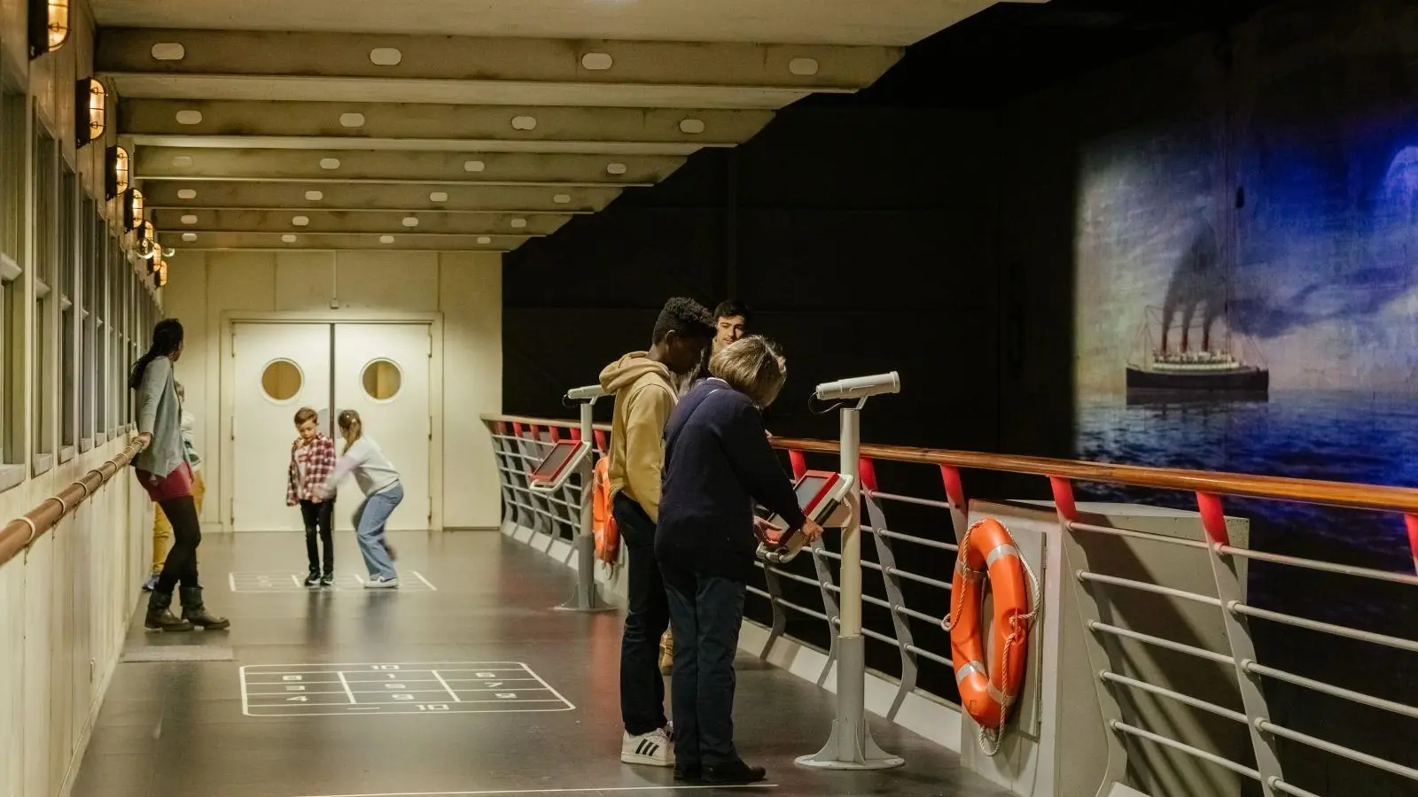 Pont promenade avec visiteurs. Escal'Atlantic.