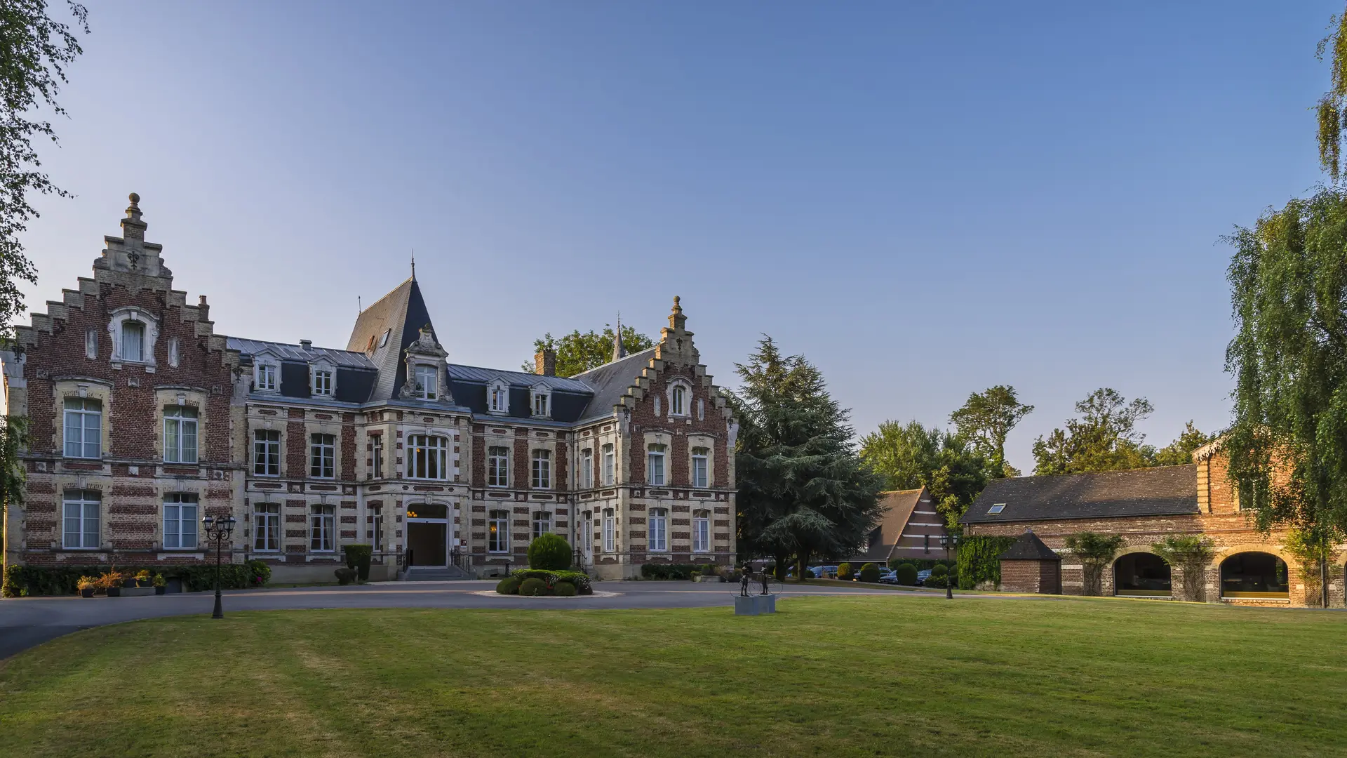 Najeti Hôtel Château Tilques Façade entrée