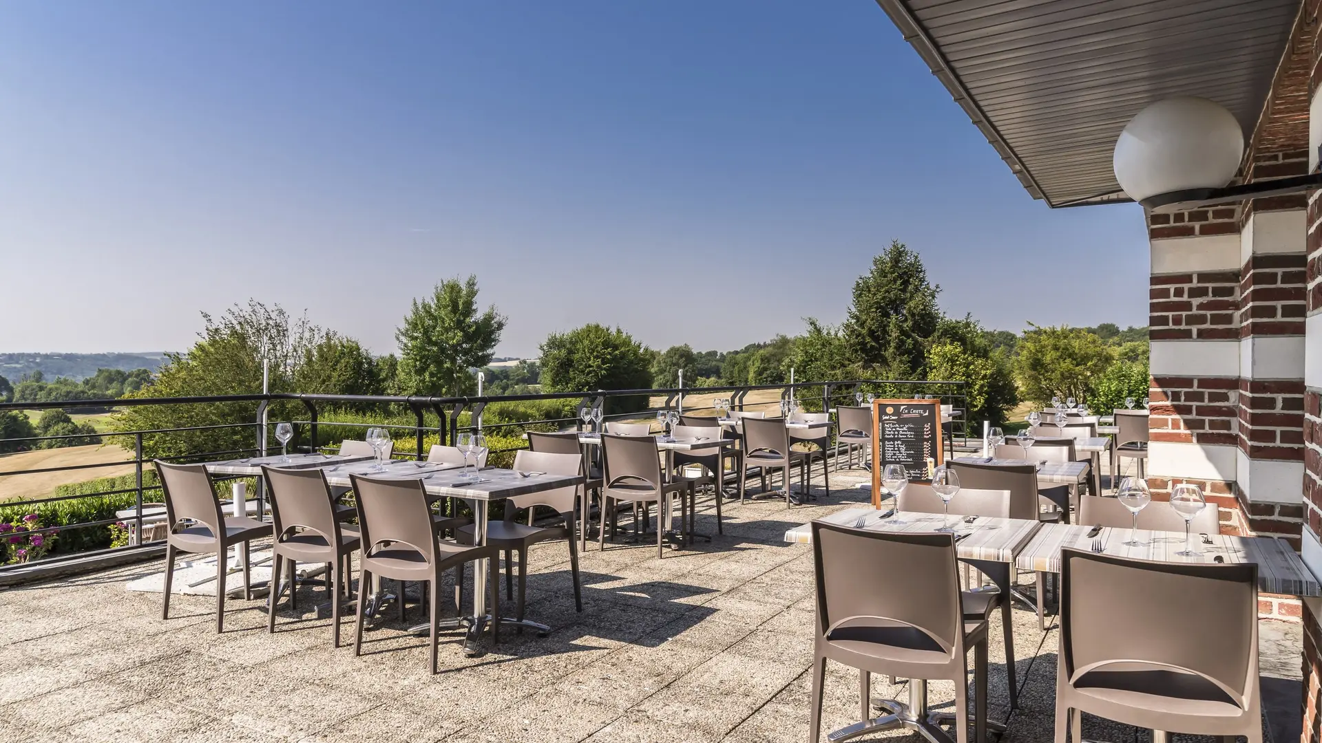 Najeti hotel du Golf Saint Omer Terrasse Club House