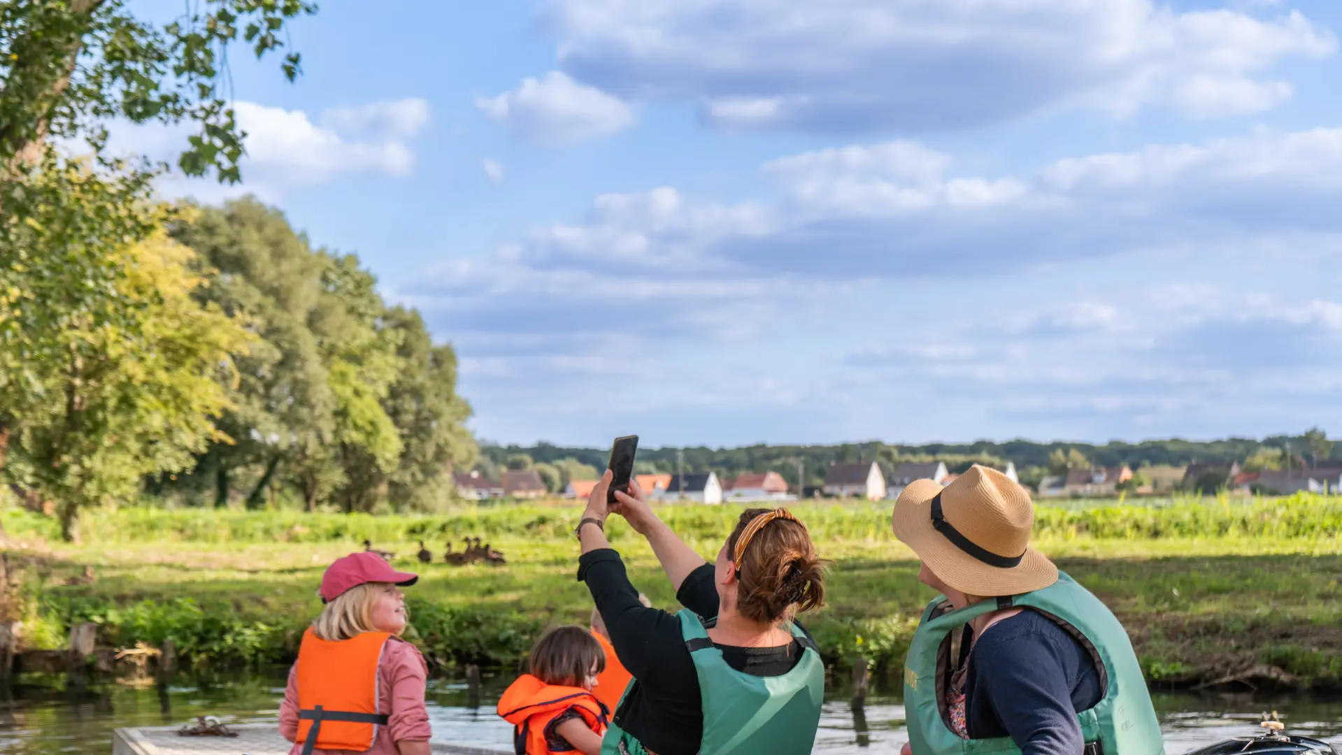 ÔMARAIS visite libre du marais en barque à moteur