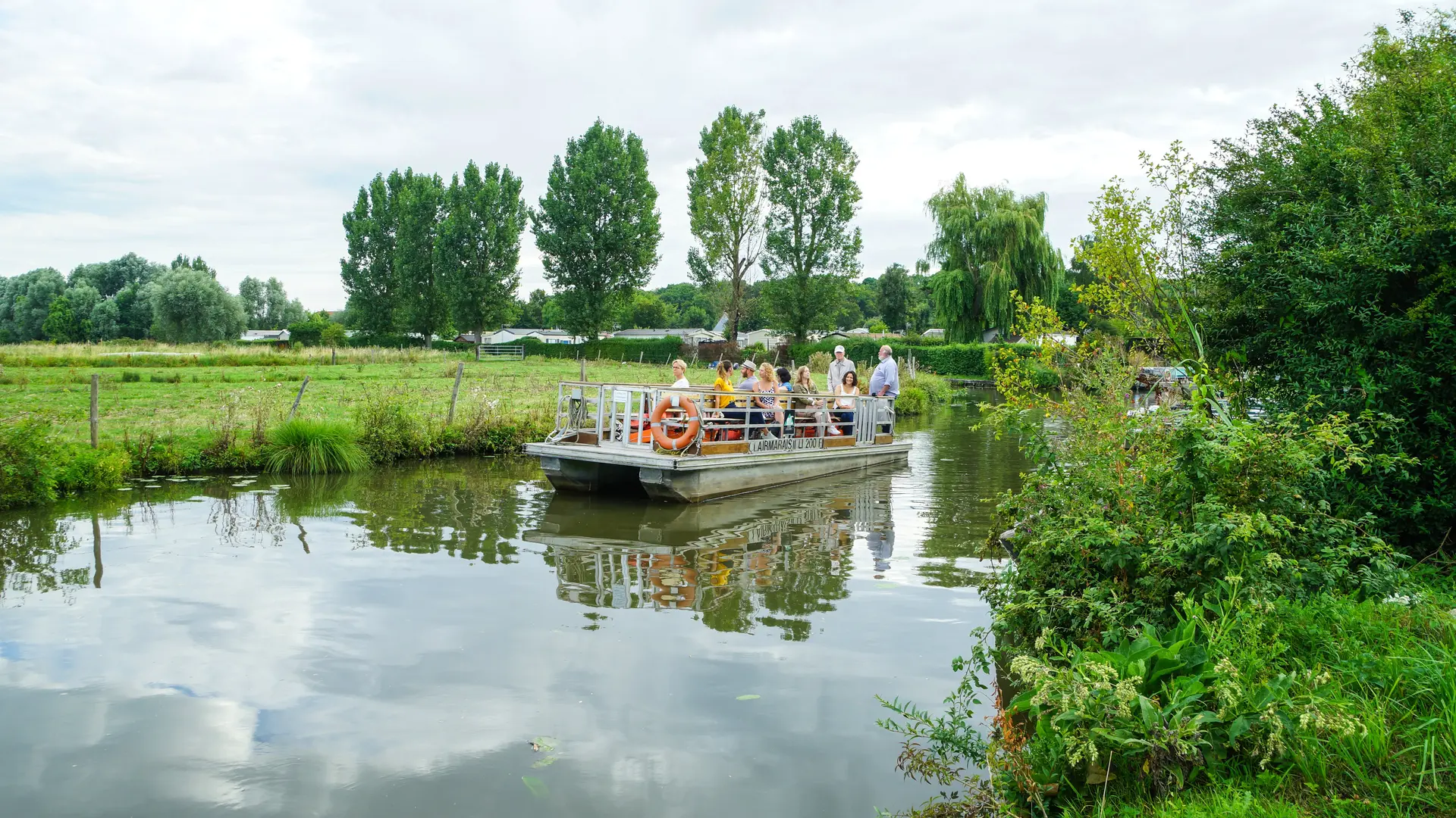 Ômarais by Isnor Marais Bateau Groupe 2019 CLAIRMARAIS © P.Hudelle, Tourisme en Pays de Saint-Omer (43)