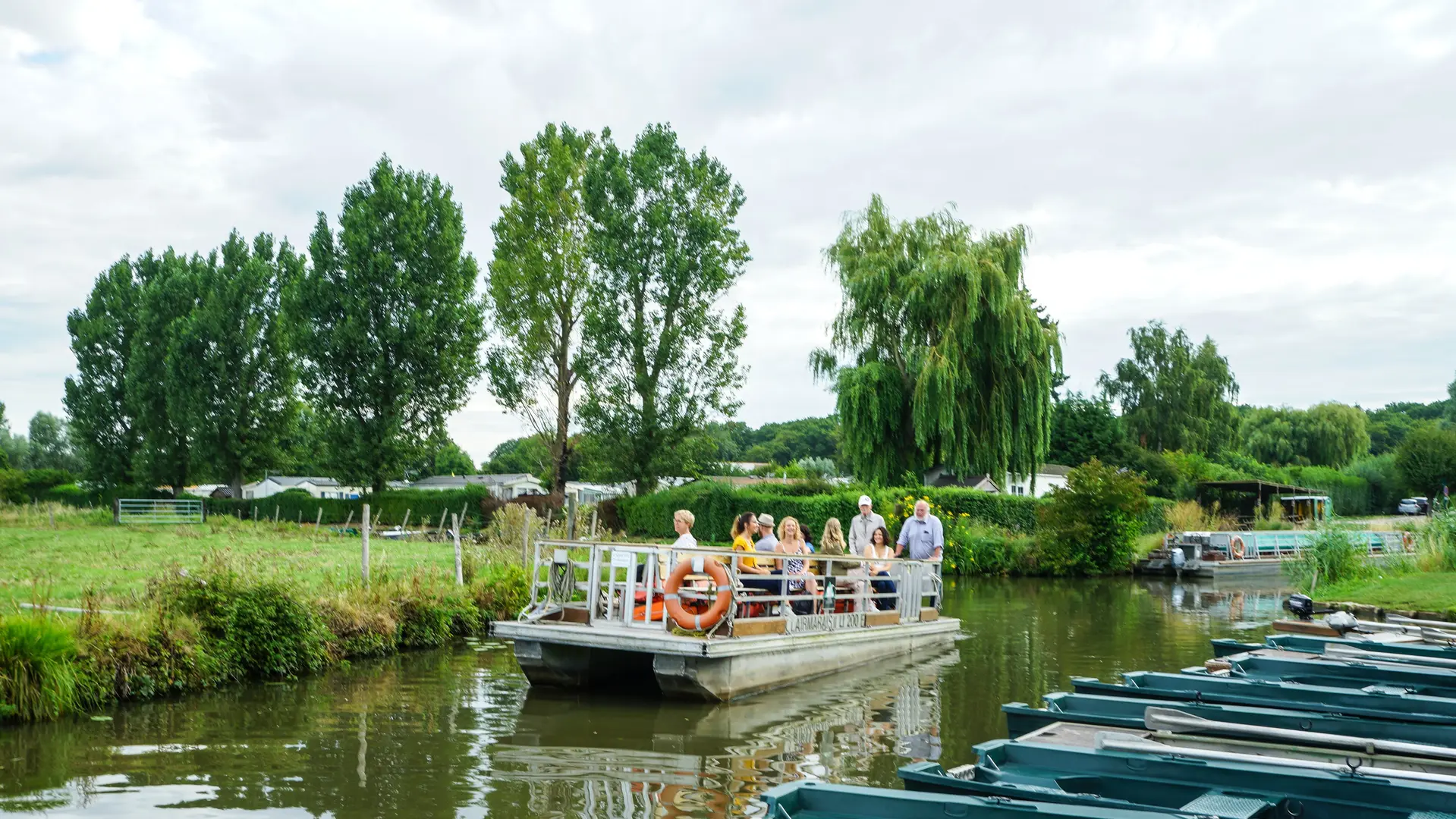 Ômarais by Isnor Marais Bateau Groupe 2019 CLAIRMARAIS © P.Hudelle, Tourisme en Pays de Saint-Omer (36)