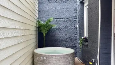 Au-dessus du spa, j'ai installé un store banne.