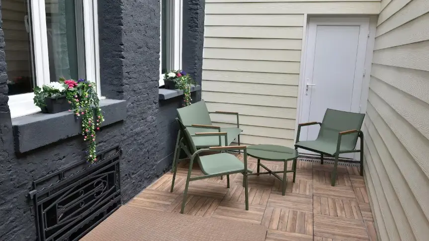 Cette terrasse de 15m² sera votre refuge pour des souvenirs inoubliables.