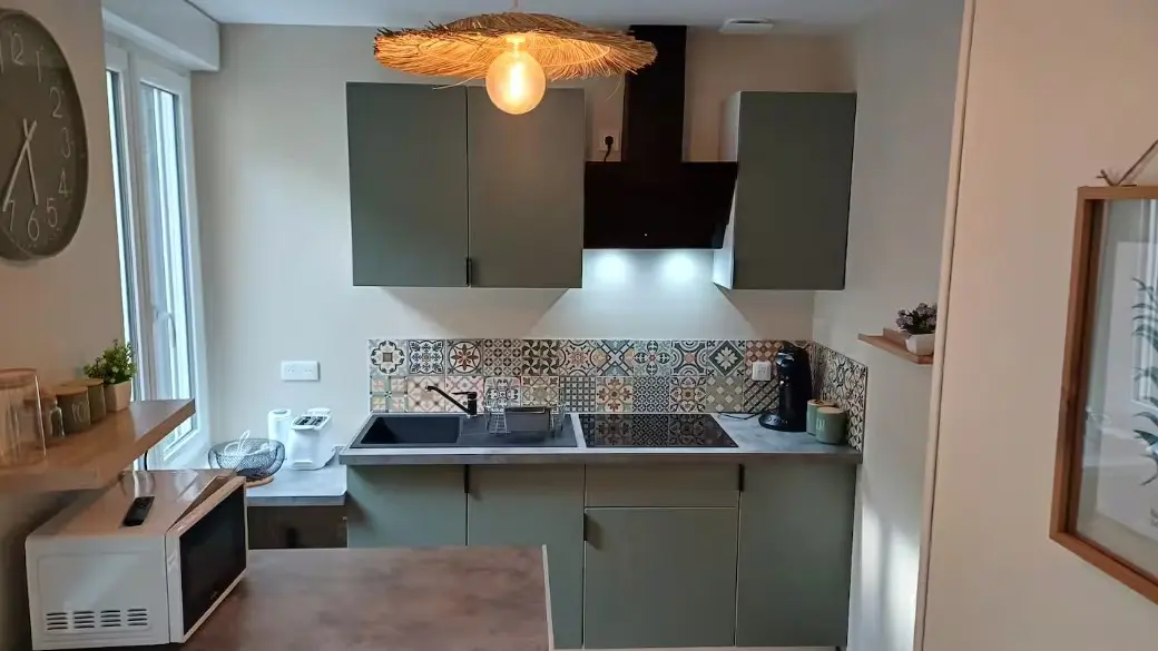 Des tons verts apaisants, des carreaux colorés, et tout le nécessaire à portée de main