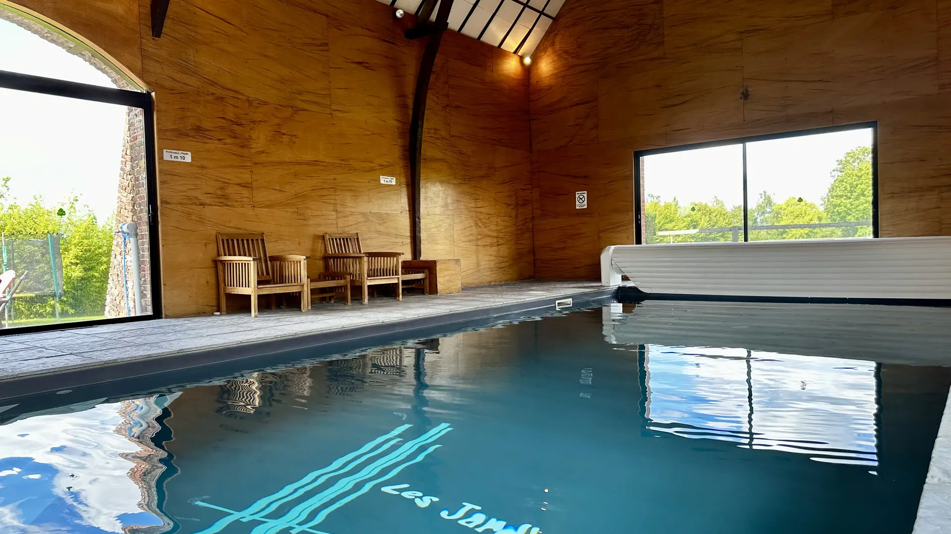 Piscine intérieure chauffée - les jardins d'ilona - haut de france