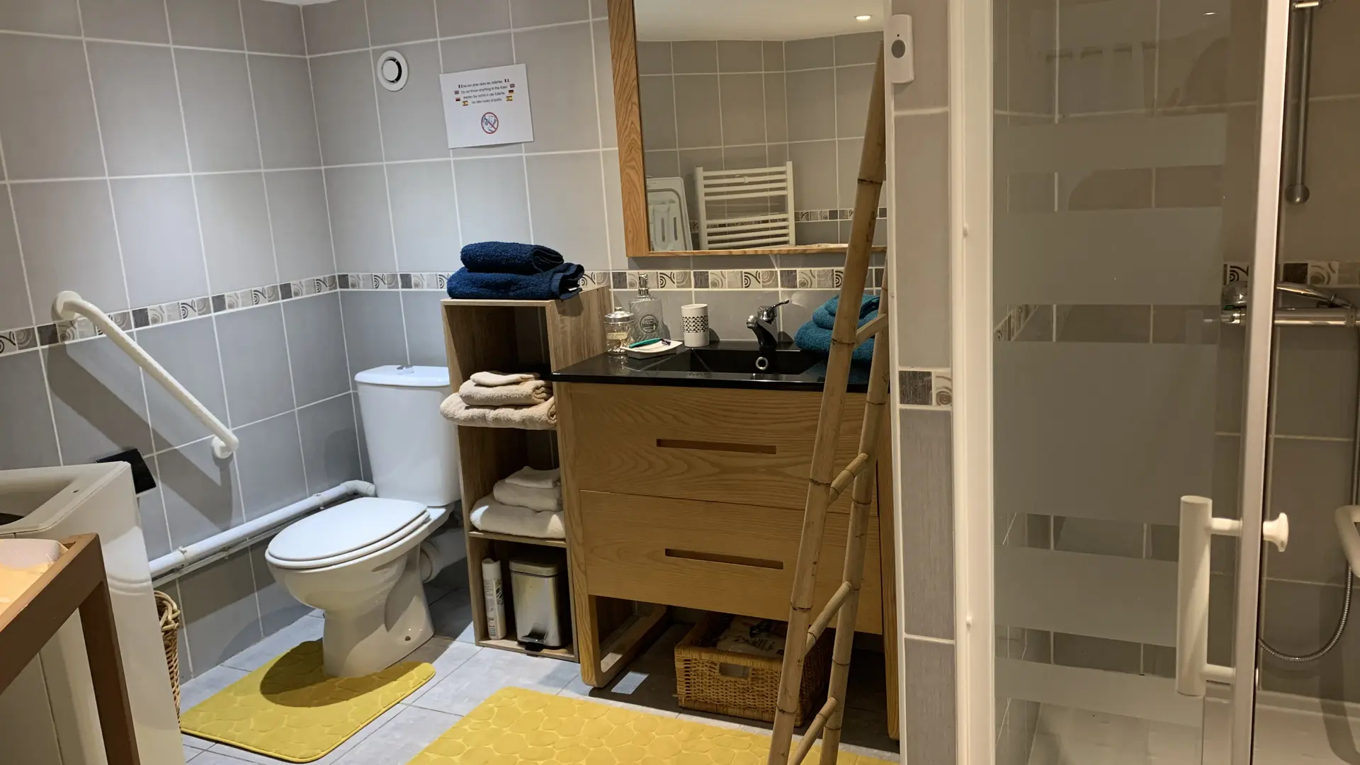 Salle de bain avec douche et wc attenant à la chambre parentale