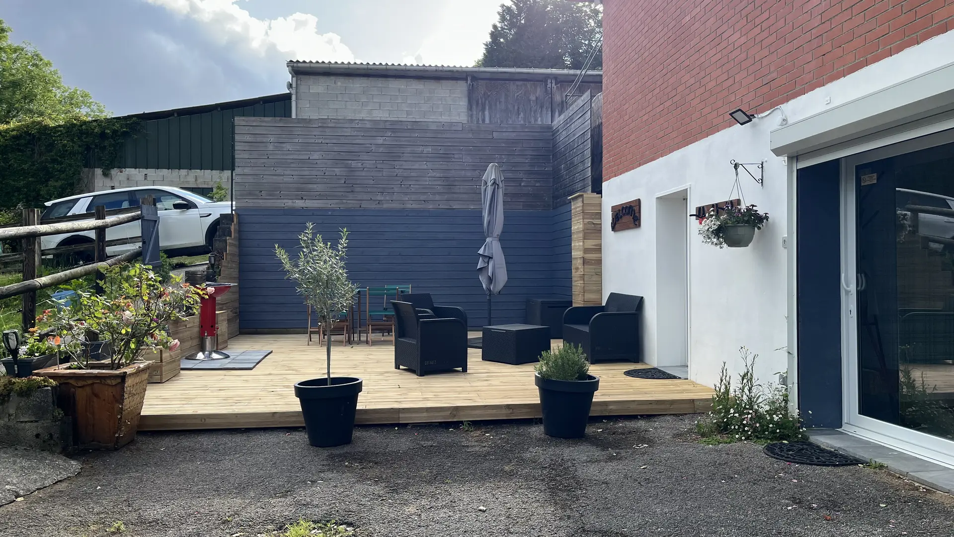 Terrasse et entrée du gîte