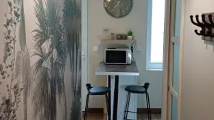 Le couloir, situé derrière la porte d'entrée, vous mène à la cuisine.