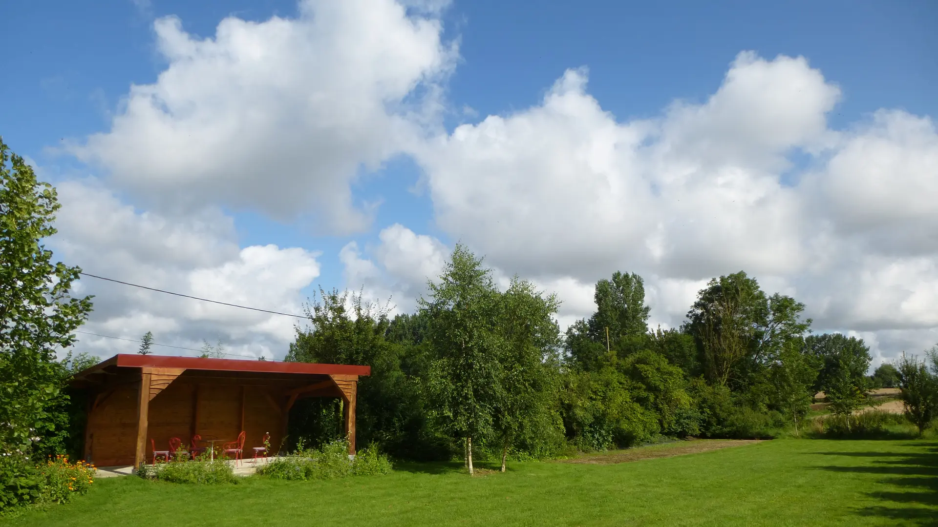 2ème térasse avec abri et vue sur champs