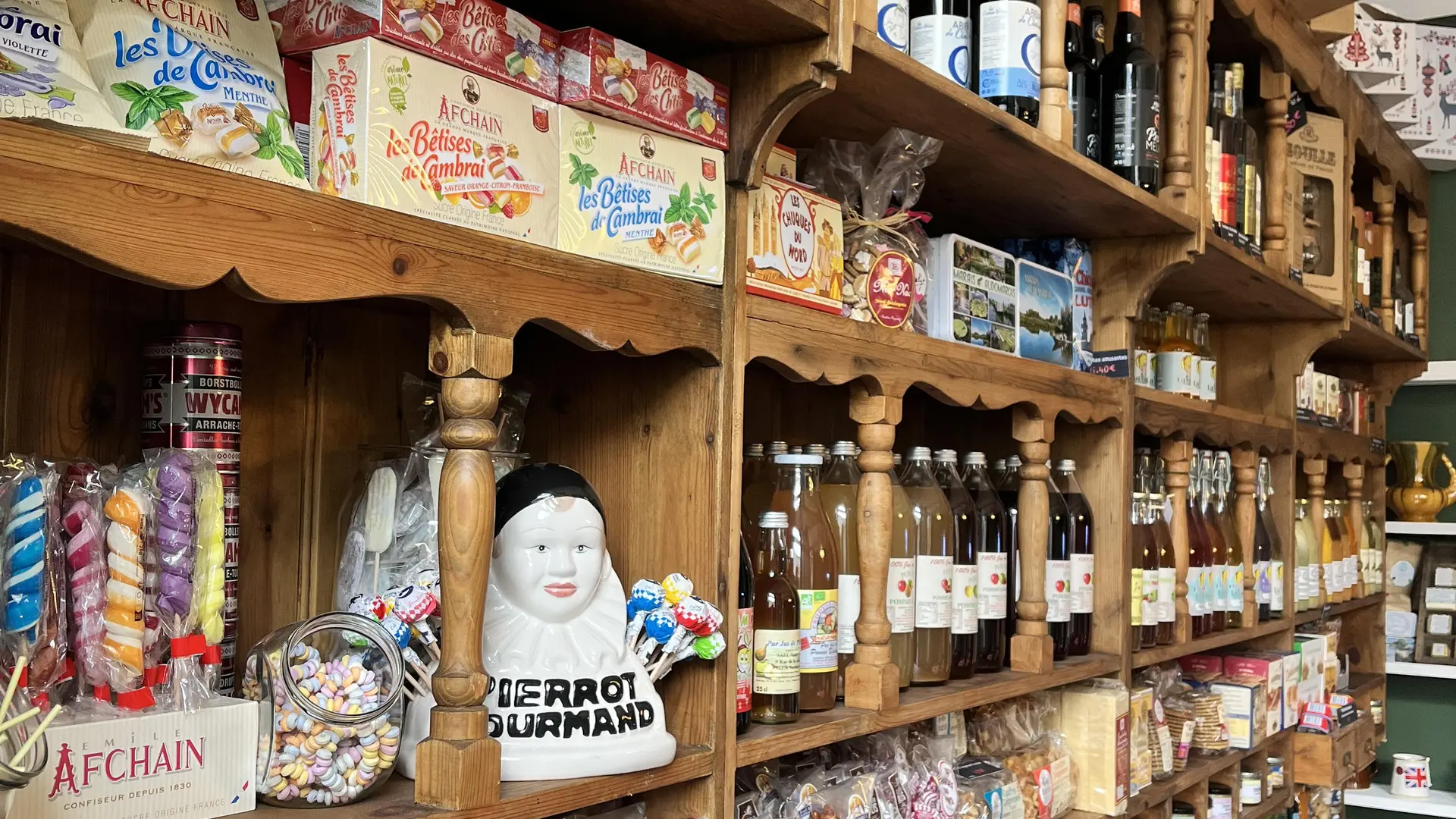 Un Air de Famille, boutique Saint Omer - étagère produits locaux