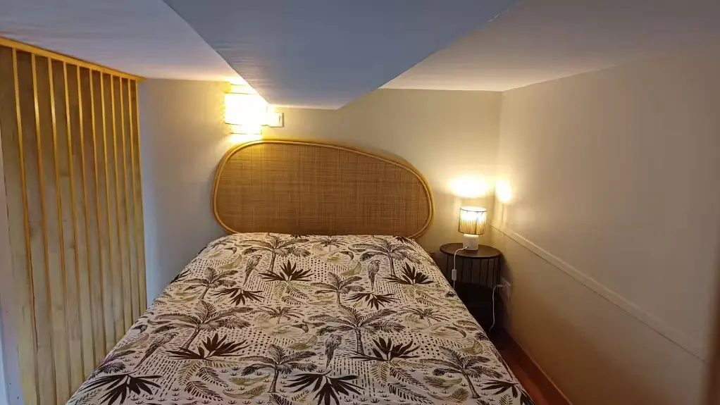 Un matelas épais de 18 cm, une lumière tamisée, une tête de lit en rotin…