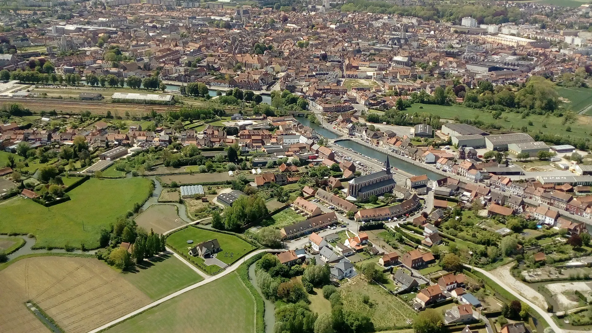 Vue Aérienne Ville Marais SAINT-OMER © Tourisme en Pays de Saint-Omer