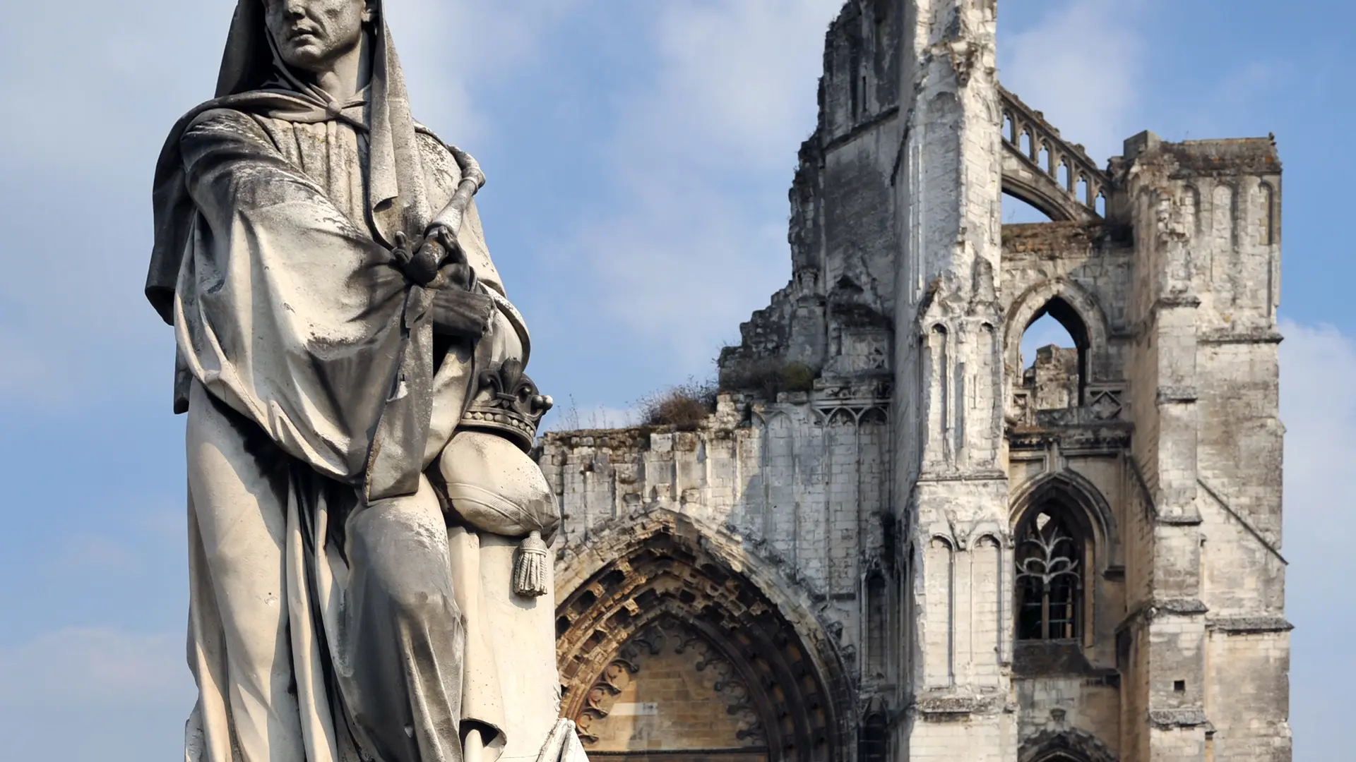 Vestiges de l'Abbaye Saint-Bertin Statue Suger 2009 SAINT-OMER