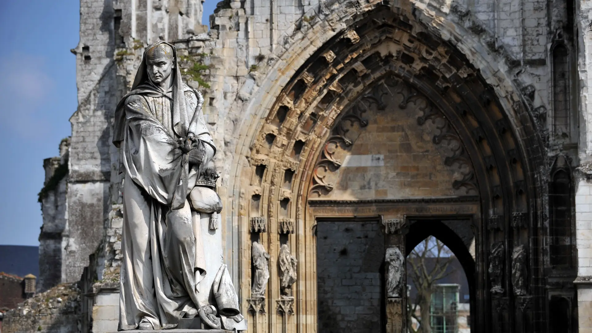 Vestiges de l'Abbaye Saint-Bertin Statue Suger 2009 SAINT-OMER