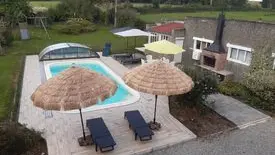 Piscine, terrasse et barbecue