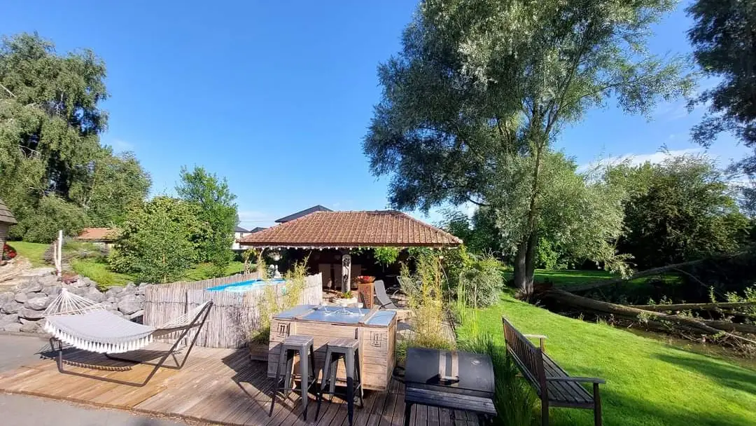 La pergola avec terrasse et piscine