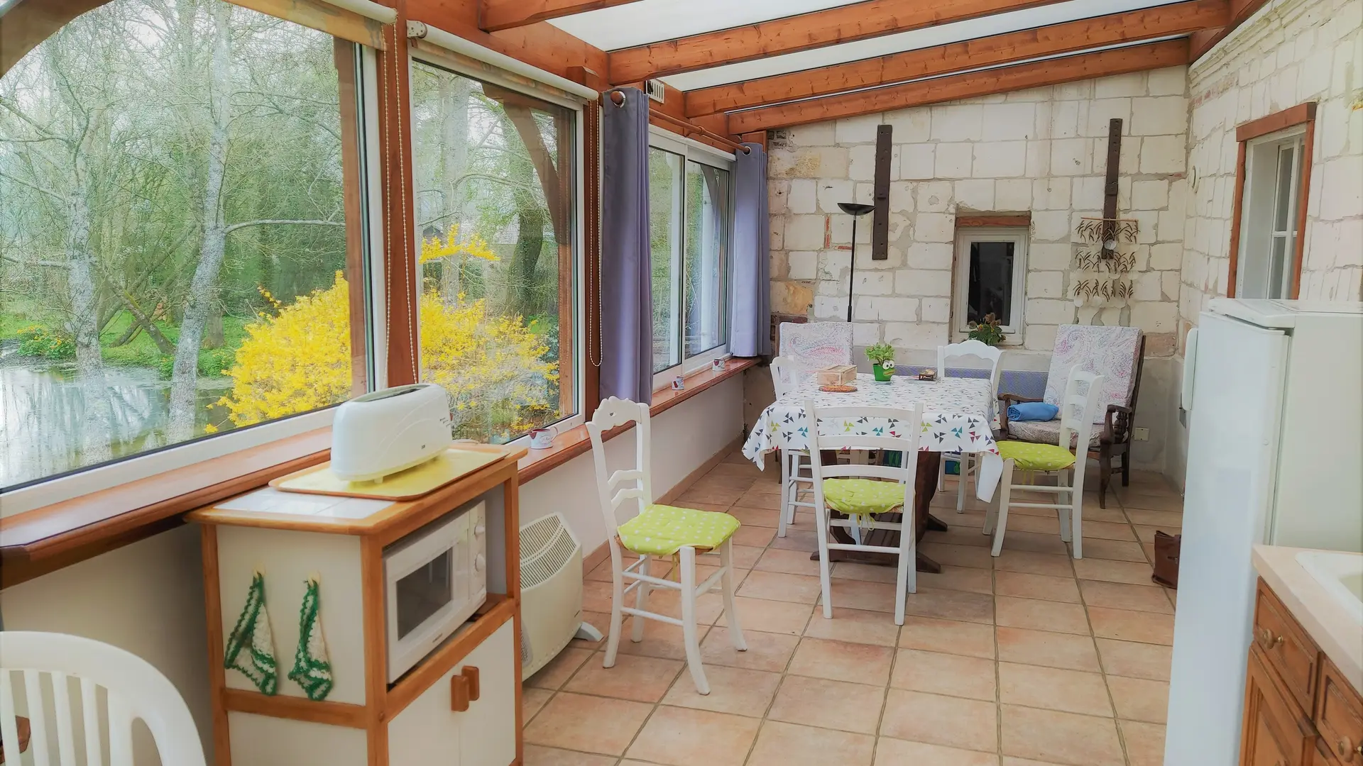 Veranda avec vue sur la mare et les collines boisées