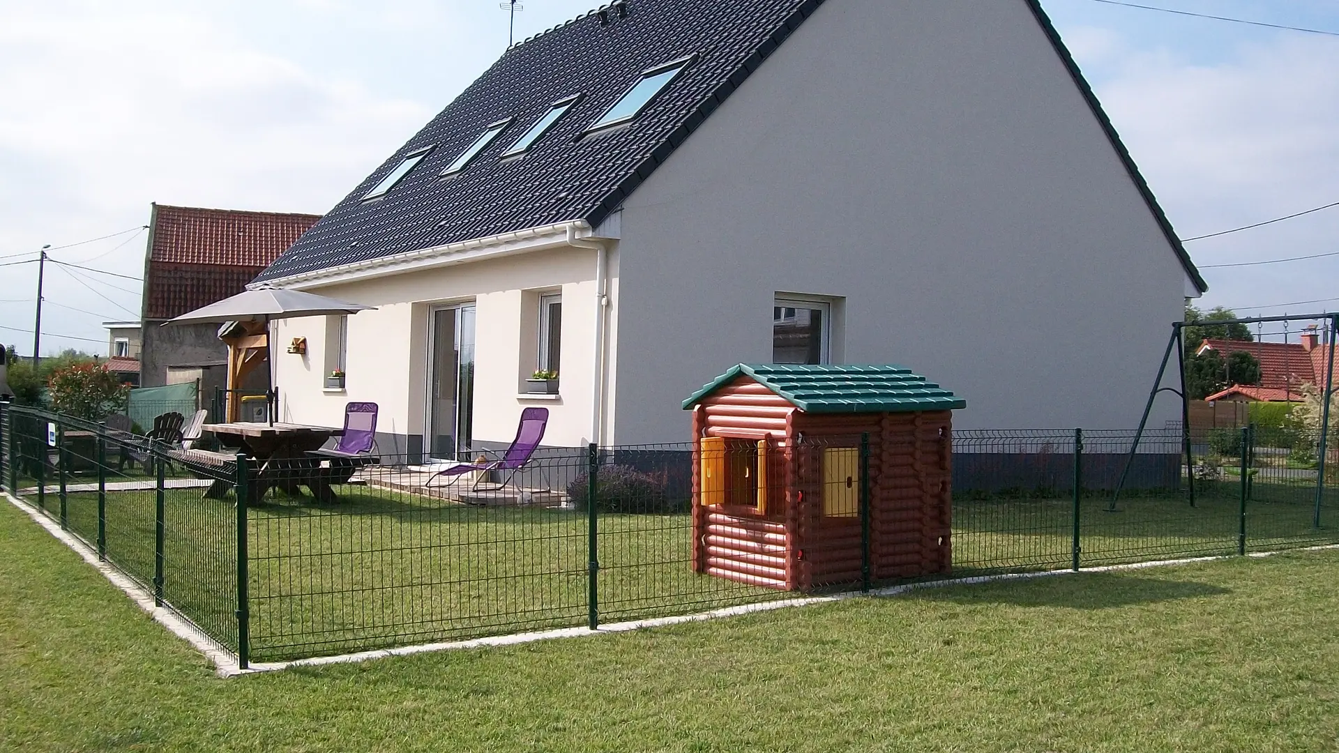 Façade arrière de la maison donnant sur la rivière