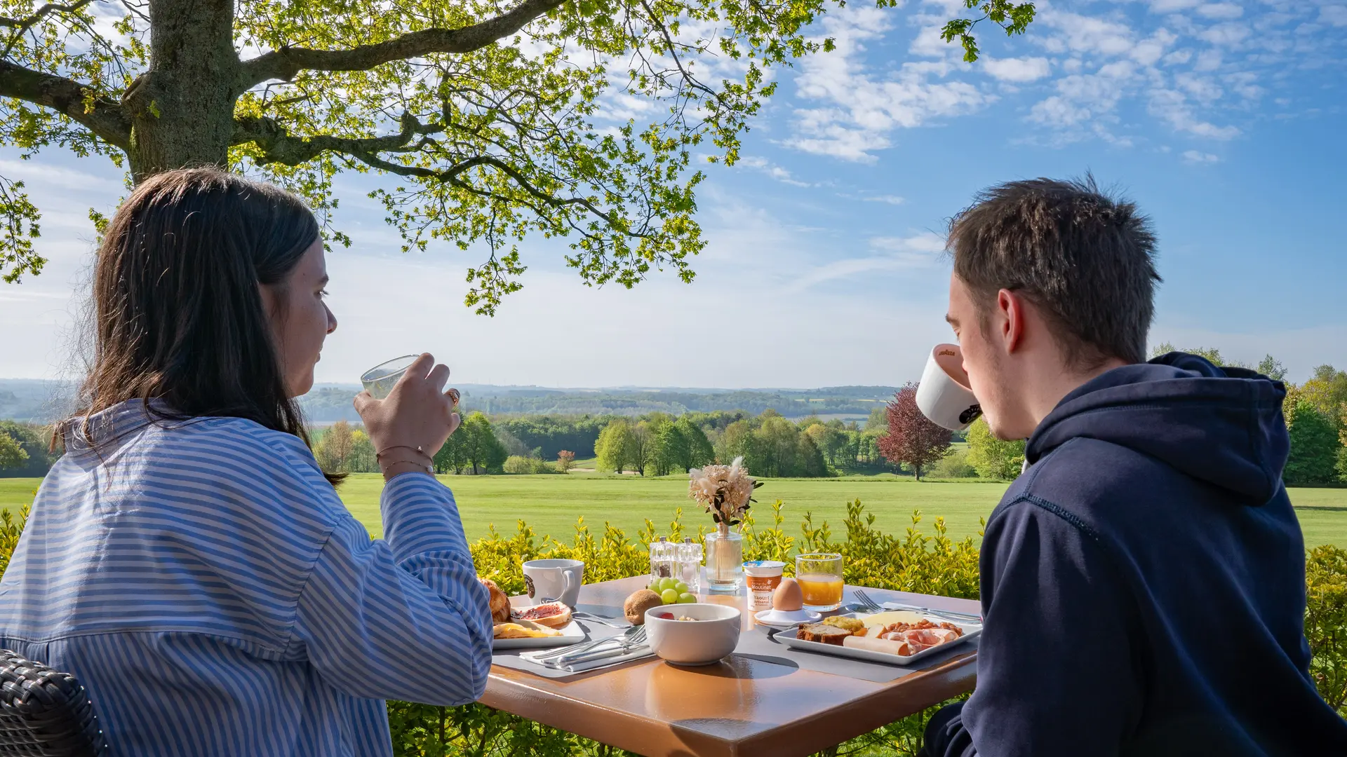 21 - Hôtel du Golf - Petit-déjeuner en terrasse © Tourisme en Pays de Saint-Omer