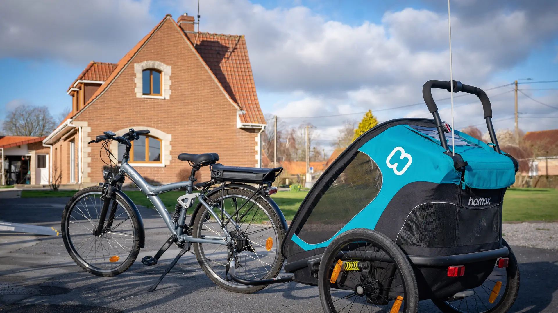 Vélo AE et chariot - Gîte du Cluse - Éperlecques