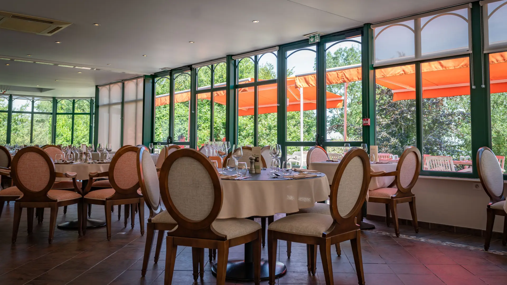 Salle du restaurant La Sapinière à Wisques