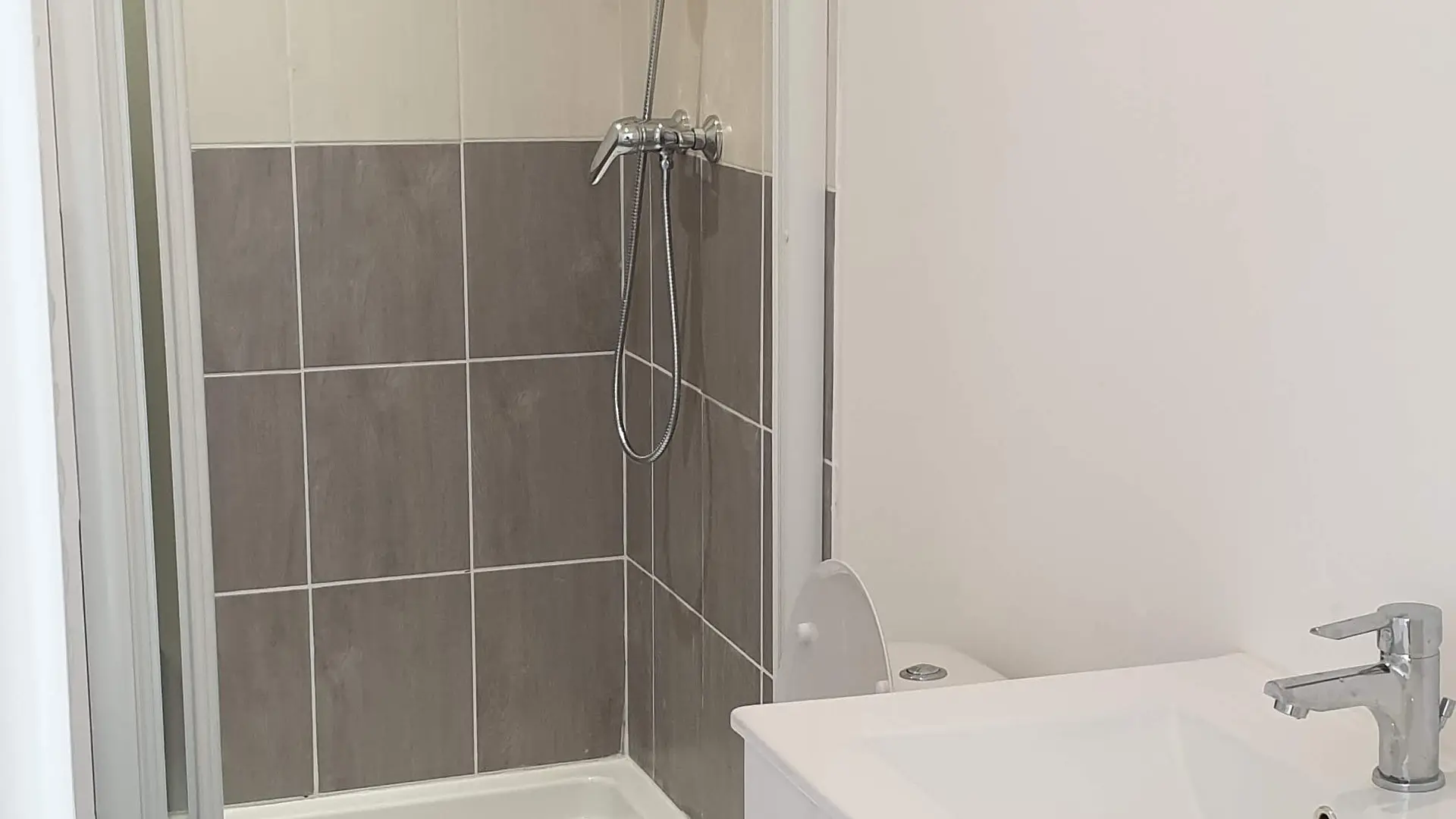 Salle de douche avec WC en rdc