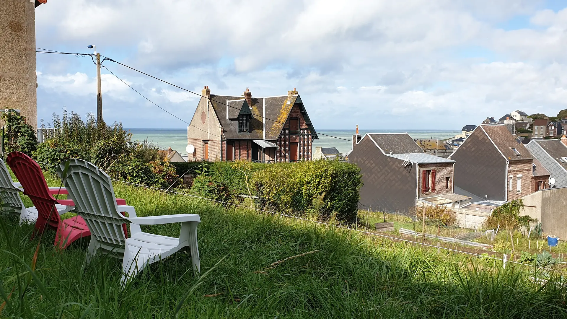 Vue sur le village et la mer depuis le jardin